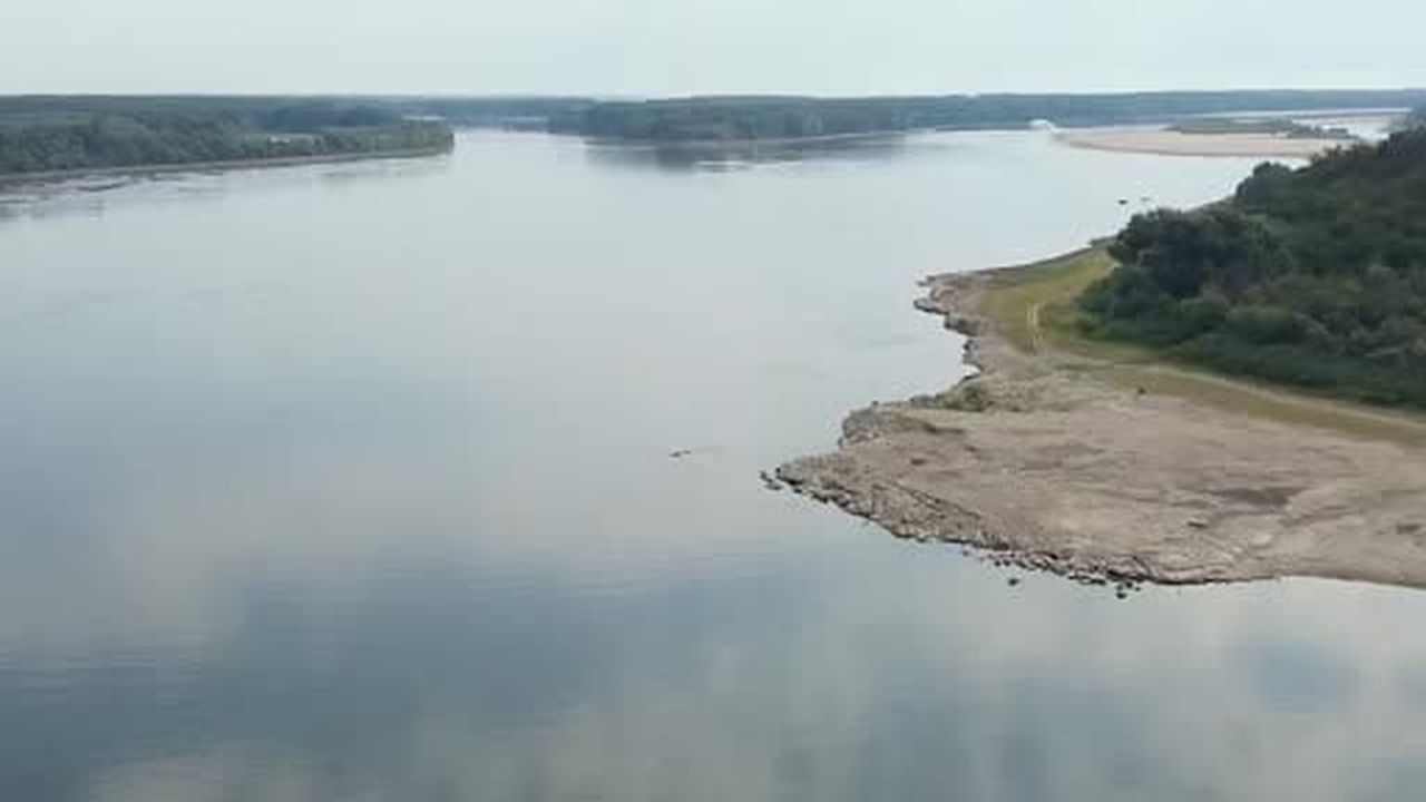 Romanya, kuraklıktan etkilenen Tuna Nehri'nde su akışını dengelemek için kontrollü kaya patlatma...