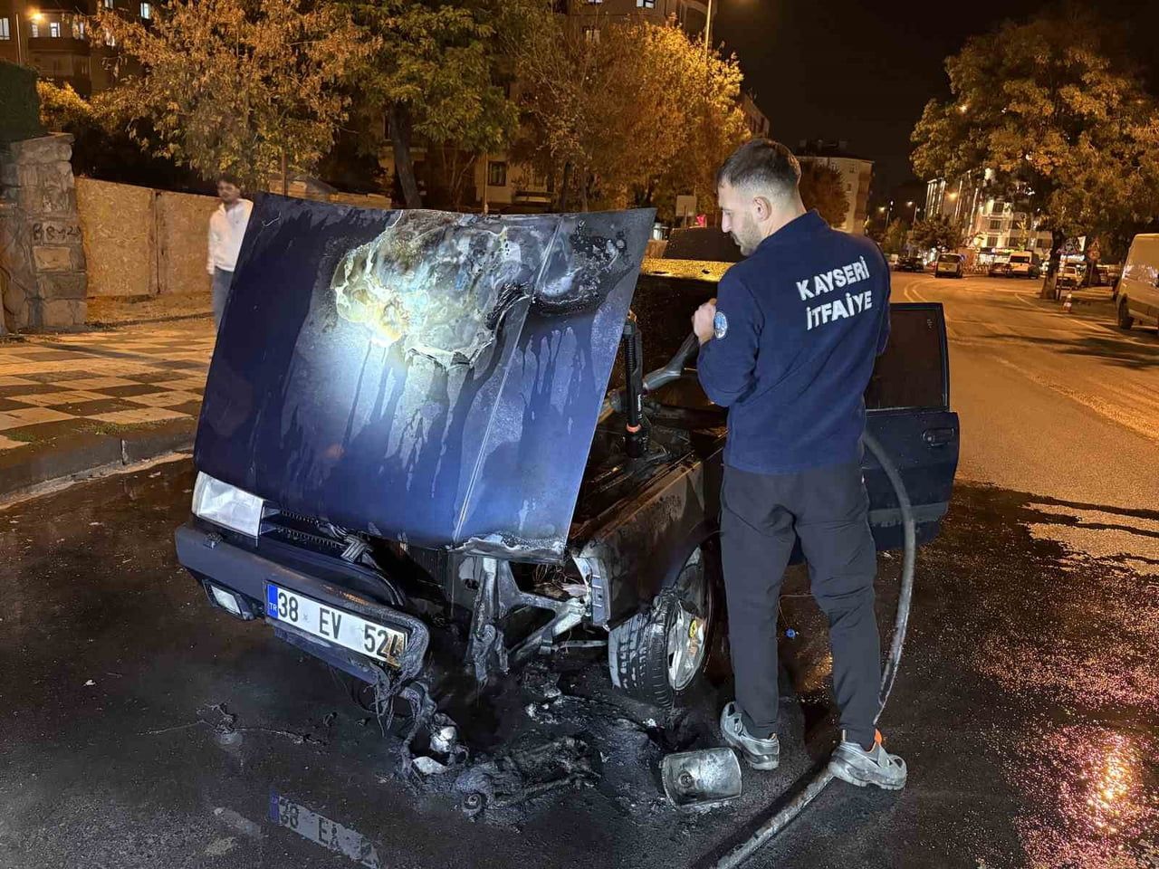 KAYSERİ’NİN MELİKGAZİ İLÇESİNDE SEYİR HALİNDEYKEN, ALEV ALAN OTOMOBİL İTFAİYE EKİPLERİNİN...