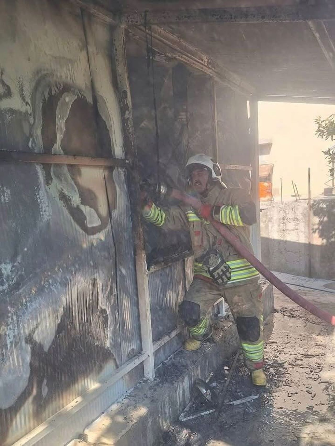 ALTINÖZÜ İLÇESİ BOYNUYOĞUN MAHALLESİ’NDE ÇIKAN KONTEYNER YANGINI EKİPLERİN MÜDAHALESİYLE KONTROL...