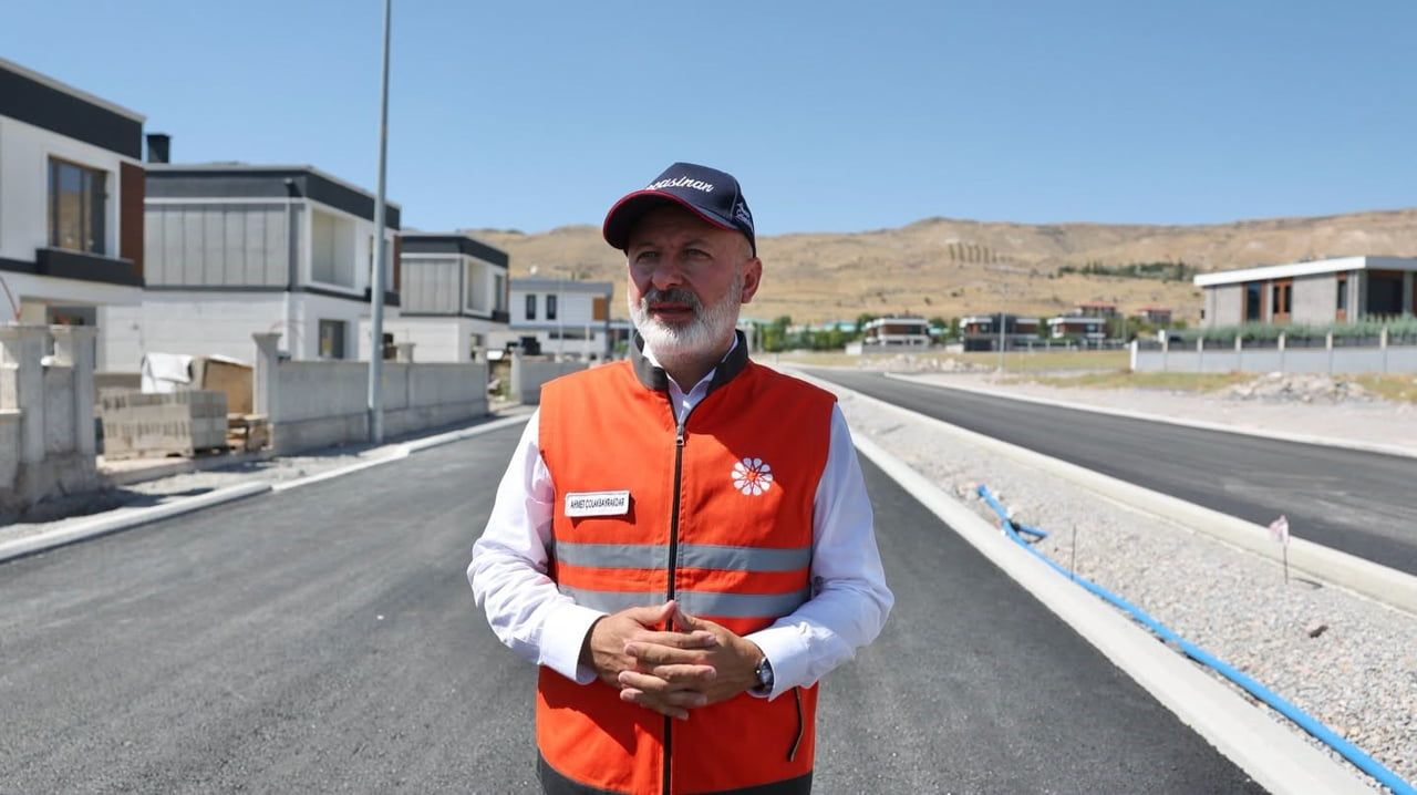 KOCASİNAN BELEDİYE BAŞKANI AHMET ÇOLAKBAYRAKDAR, ERTUĞRULGAZİ MAHALLESİ’NDE TAMAMLANAN YAKLAŞIK 2...