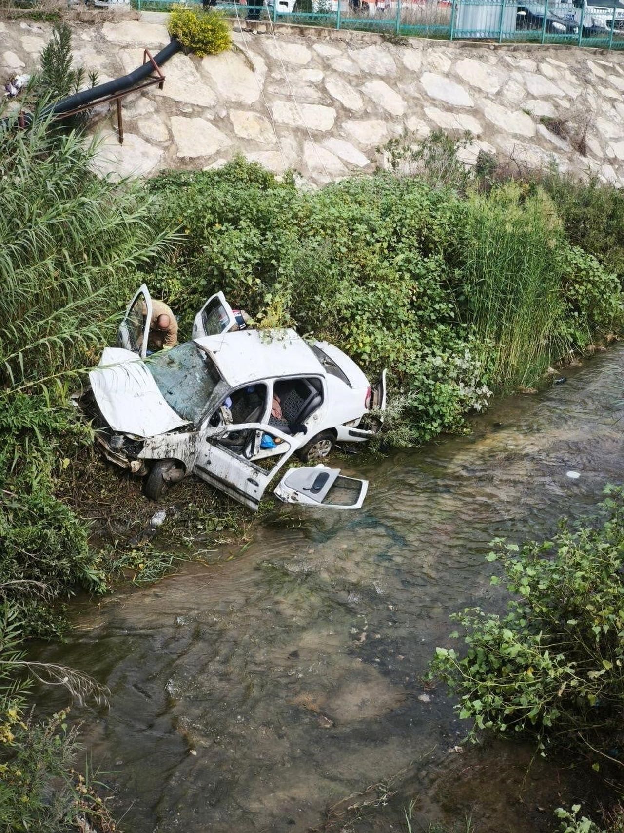 HATAY’DA DEREYE UÇARAK HURDAYA DÖNEN OTOMOBİLDEKİ 3 KİŞİ YARALANDI.