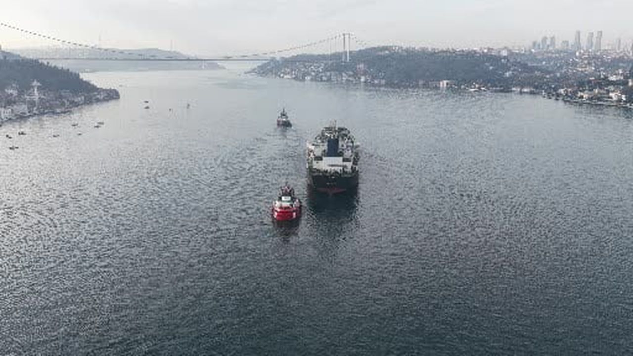 İstanbul Boğazı trafiğe kapandı: Dron saldırısına uğrayan AK ANA tankerinin geçişi böyle...
