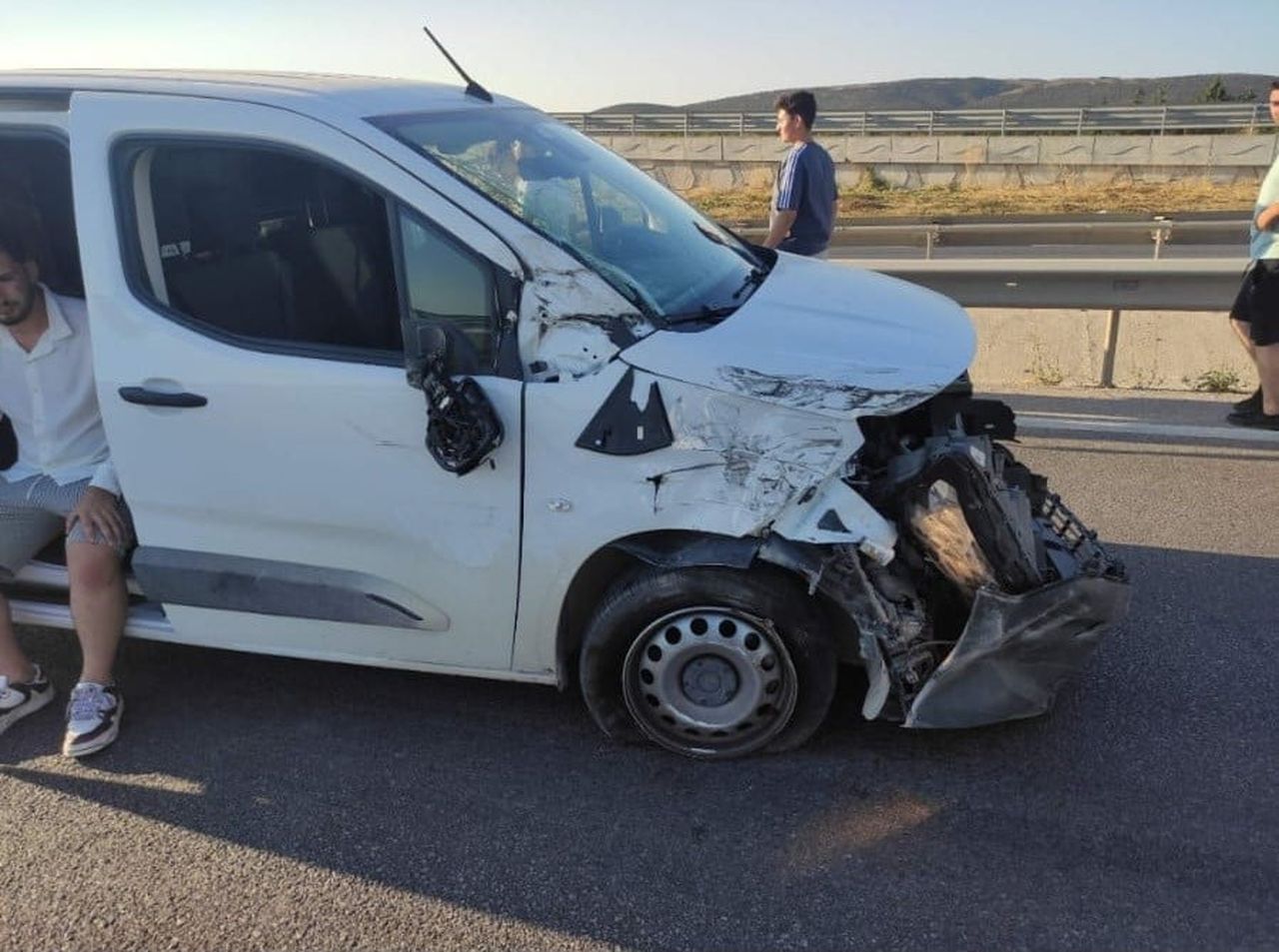 BURSA-BALIKESİR KARAYOLU’NUN GÖLKIYI MEVKİİ’NDE MEYDANA GELEN ZİNCİRLEME TRAFİK KAZASINDA BİR KİŞİ...