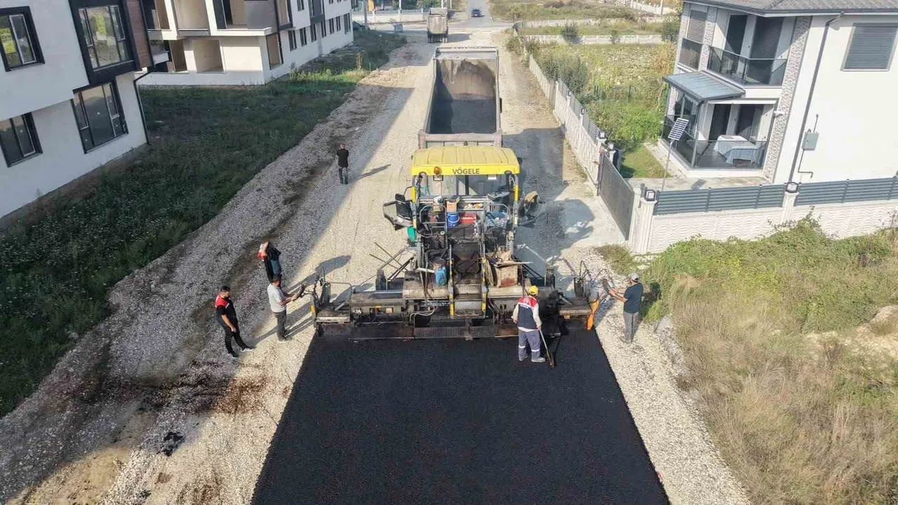 DÜZCE BELEDİYESİ, KENT GENELİNDE ASFALT, YOL BAKIM VE ONARIM ÇALIŞMALARINI ARALIKSIZ SÜRDÜRÜYOR....