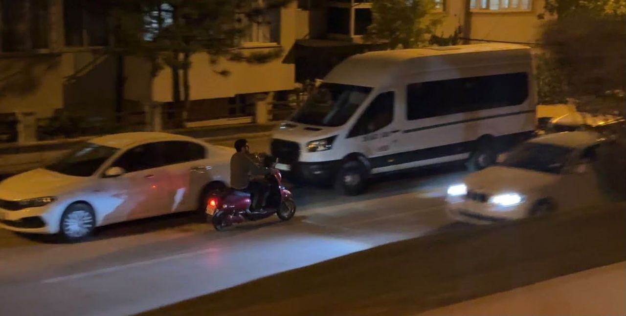 ESKİŞEHİR'DE TERS İSTİKAMETE GİREREK MOTOSİKLETİ İLE İLERLEYEN KASKSIZ SÜRÜCÜ, HEM KENDİ CANINI...