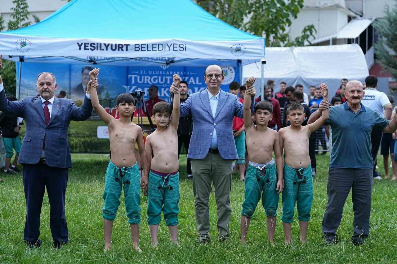 21. ULUSLARARASI TURGUT ÖZAL KARAKUCAK GÜREŞLERİ BÜYÜK BİR COŞKUYA SAHNE OLDU