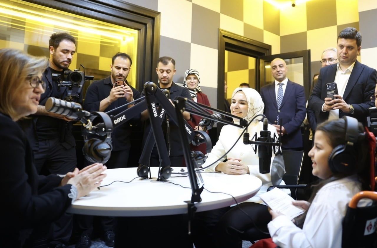 SEREBRAL PALSİ HASTASI CANSU, İLK RÖPORTAJINI BAKAN GÖKTAŞ İLE YAPTI