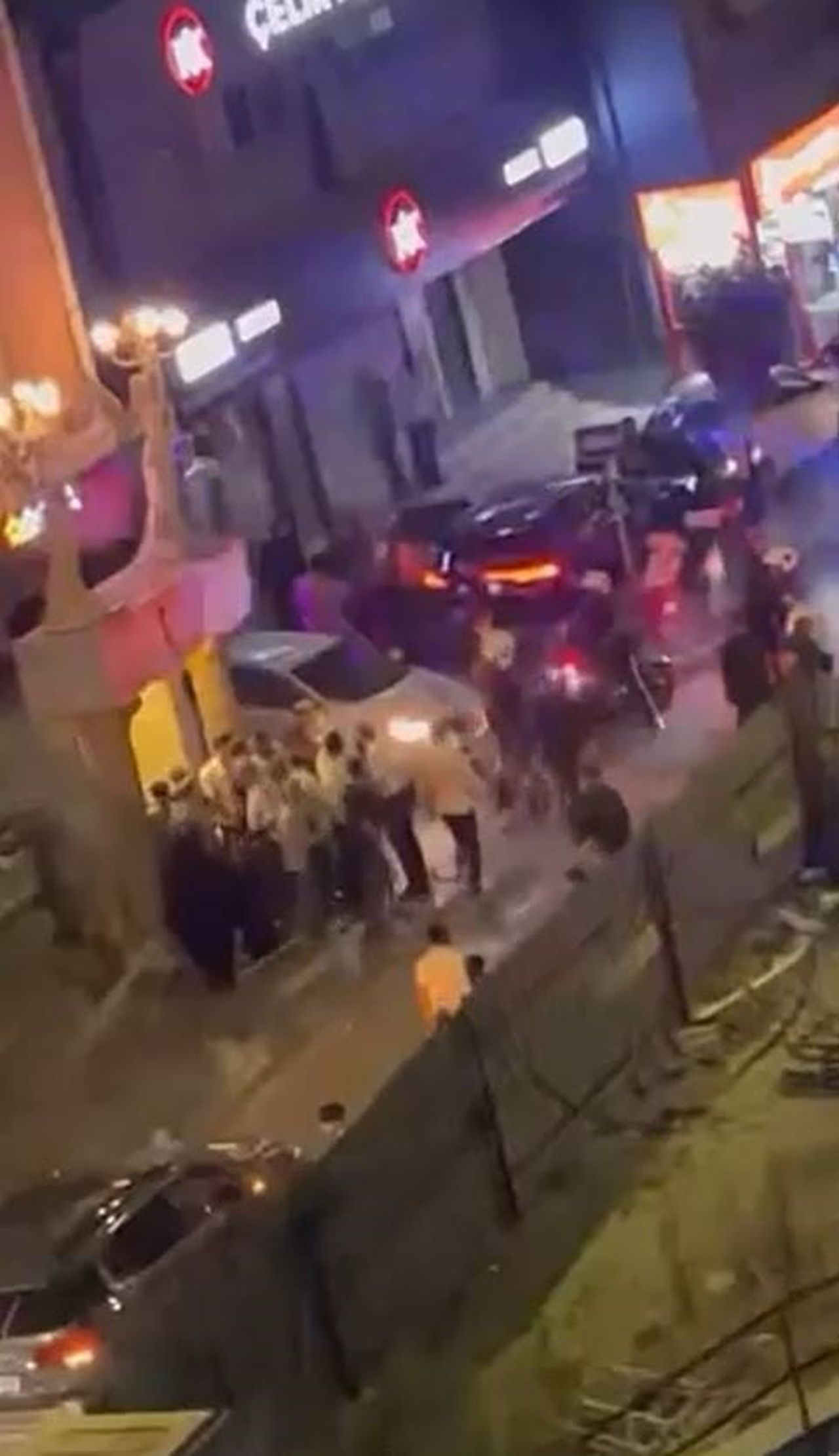 KÜÇÜKÇEKMECE’DE DÜĞÜN SALONUNDA ÇIKAN KAVGA SOKAĞA TAŞTI. BİRBİRİNE GİREN TARAFLARI POLİS EKİPLERİ...