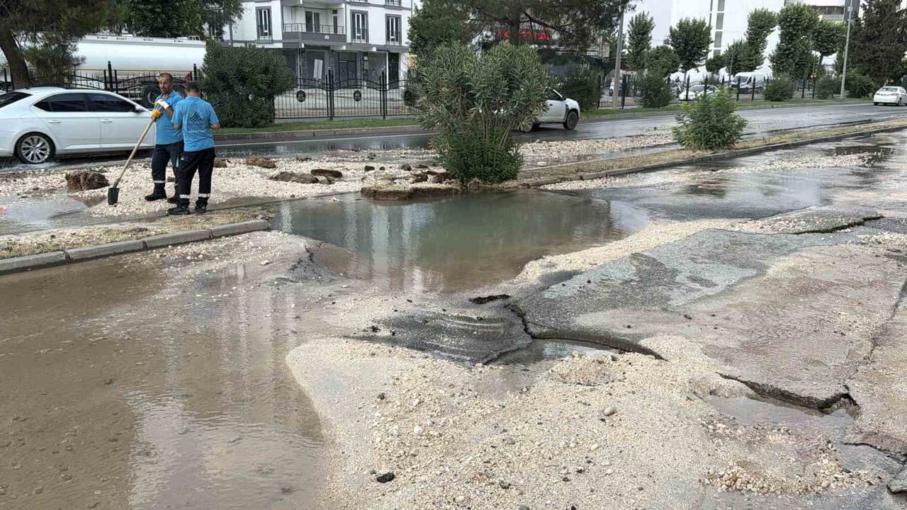 ADIYAMAN’DA KARAYOLUNUN ALTINDAN GEÇEN ŞEBEKE SUYU HATTININ PATLAMASI SONUCU ASFALT ÇÖKTÜ, SEYİR...