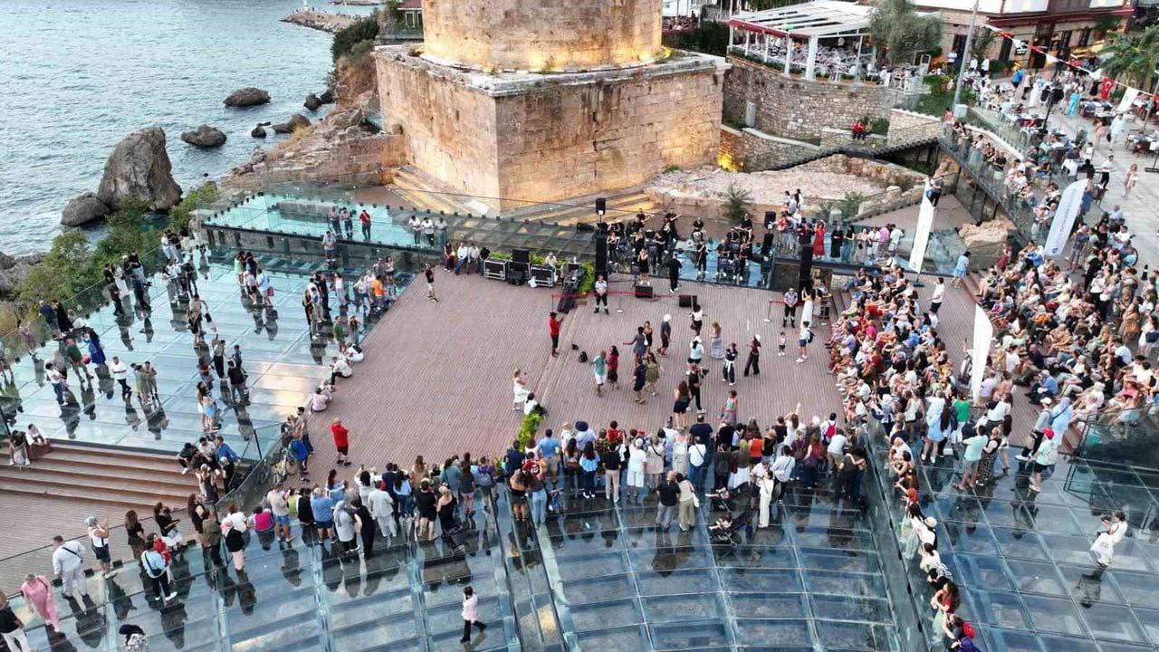 ANTALYA BÜYÜKŞEHİR BELEDİYESİ BANDO VE KENT ORKESTRASI, HIDIRLIK KULESİ'NİN TARİHİ ATMOSFERİNDE...