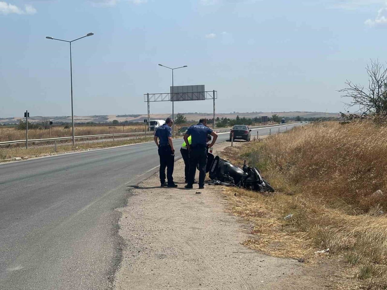 KIRKLARELİ’NİN BABAESKİ İLÇESİNDE MOTOSİKLETİN KONTROLDEN ÇIKARAK YOL KENARINA DEVRİLMESİ SONUCU...
