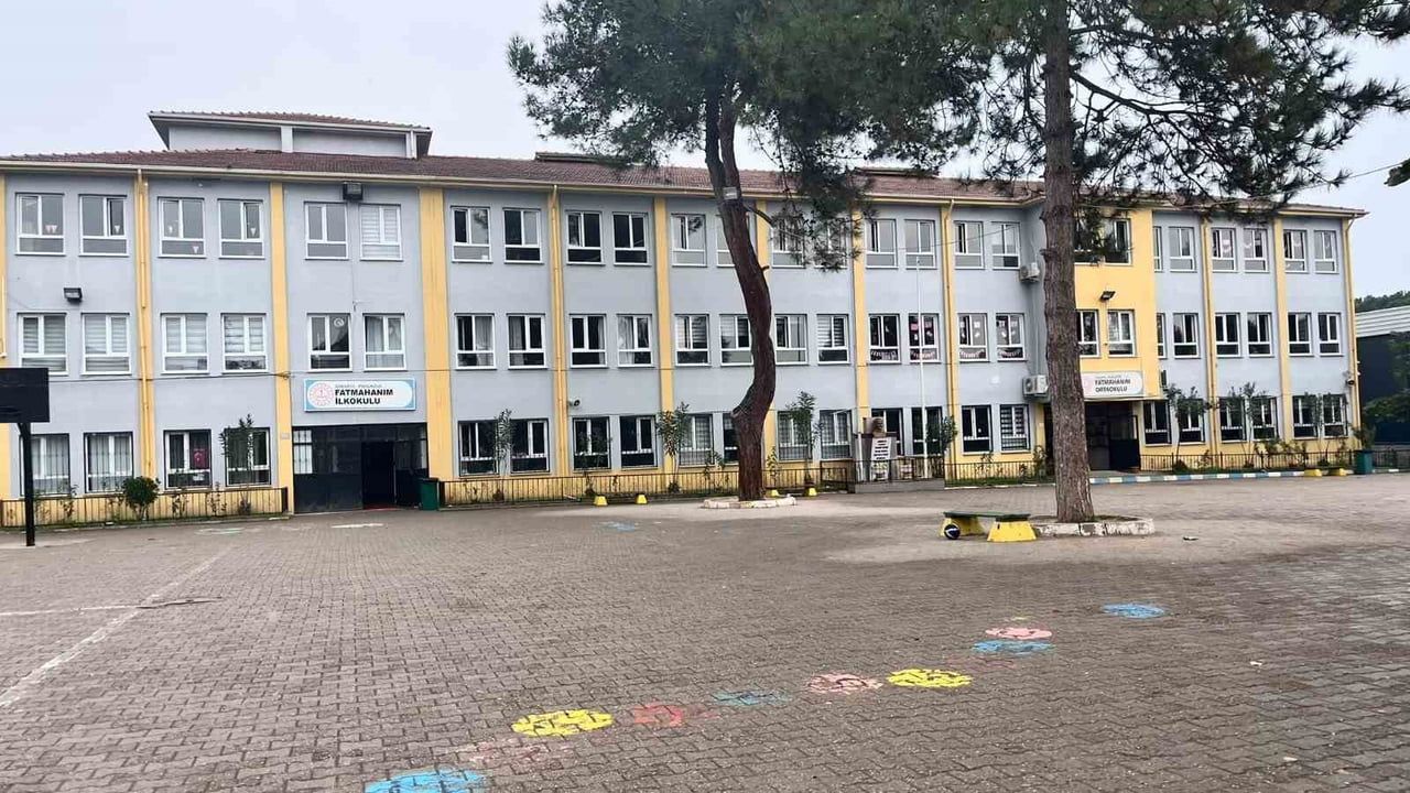 SAKARYA’NIN PAMUKOVA İLÇESİNDE OKUL BAHÇESİNDE ÖĞRENCİLER ARASINDAKİ KAVGAYI AYIRAN HİZMETLİ...