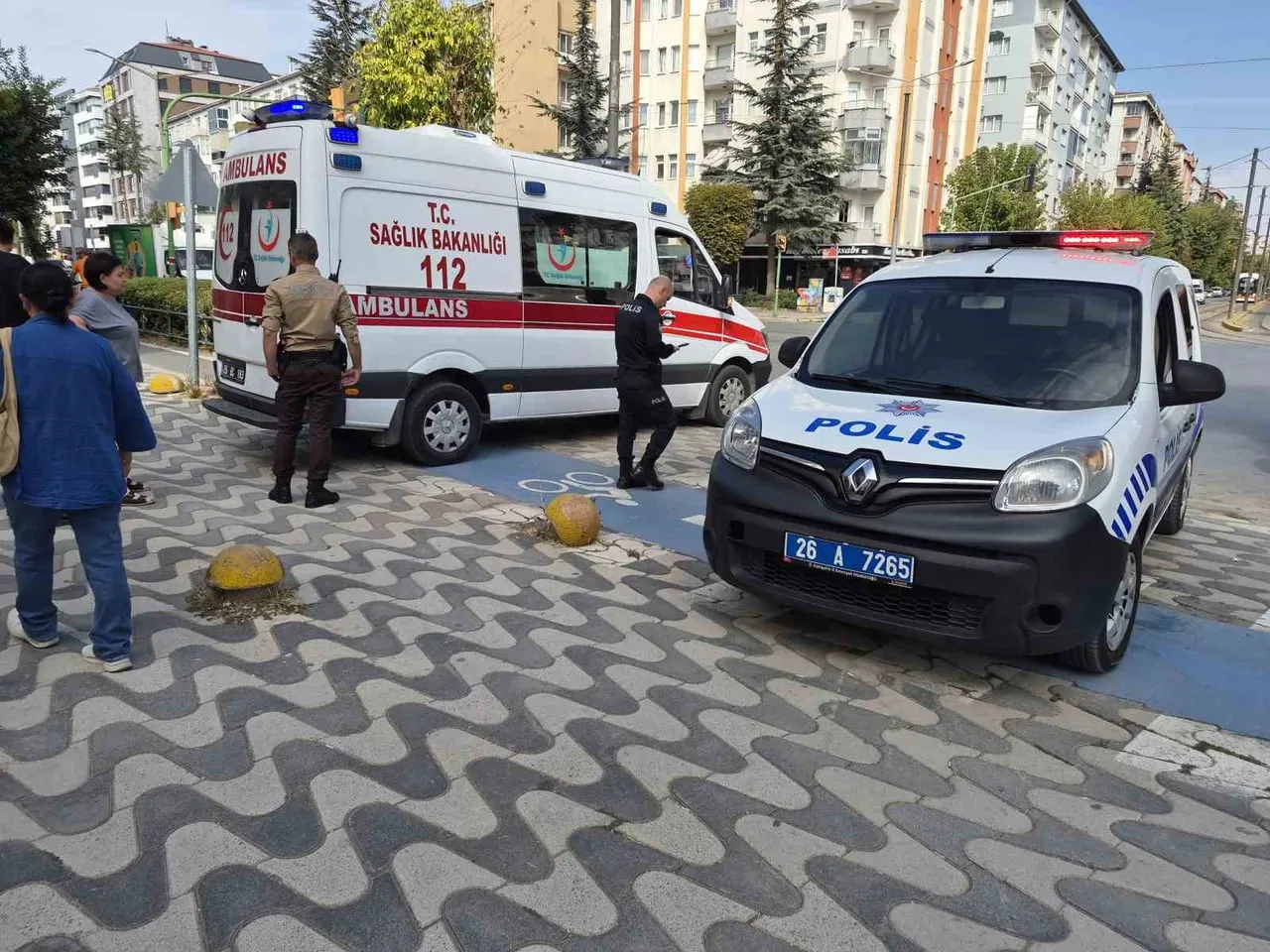 ESKİŞEHİR'DE OTOMOBİL ÇARPMASI SONUCU YARALANAN YAŞLI KADIN HASTANEYE KALDIRILDI.