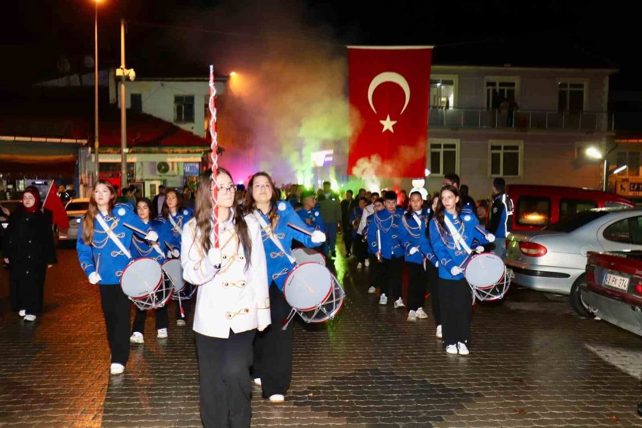 HİSARCIK’TA CUMHURİYET COŞKUSU FENER ALAYI VE KONSERLE TAÇLANDI
