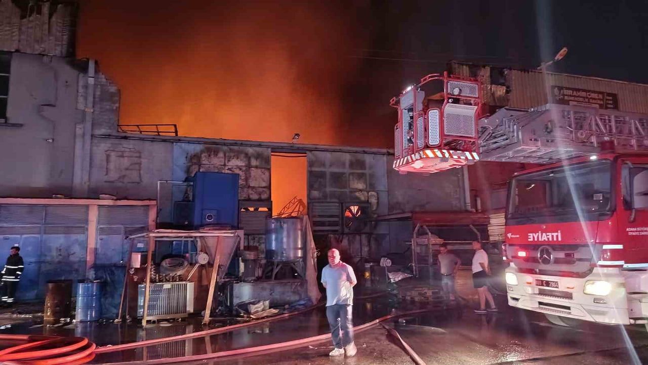 ADANA’DA AYAKKABI TABANI ÜRETEN FABRİKA ALEV ALEV YANDI. İTFAİYE EKİPLERİNİN 2 SAATLİK MÜDAHALESİ...