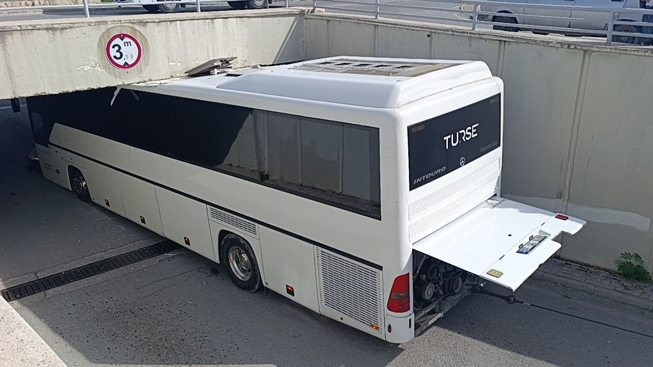 ANTALYA’NIN MANAVGAT İLÇESİNDE 3 METRE YÜKSEKLİK UYARISINI DİKKATE ALMAYAN TUR OTOBÜSÜ ALT GEÇİDE...