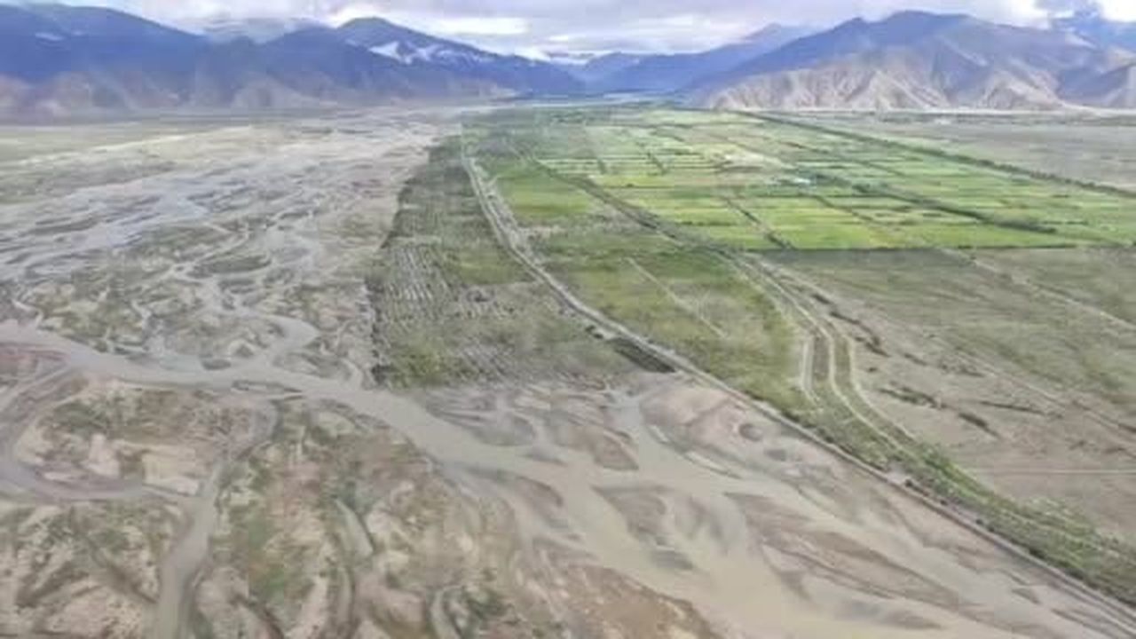 Nepal'in Çin sınırında meydana gelen taşkının yol açtığı sel felaketinde hayatını kaybedenlerin...