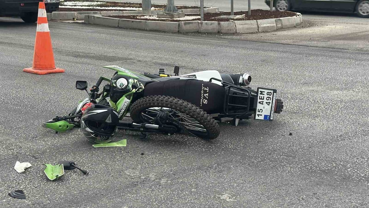BURDUR'DA OTOMOBİL İLE MOTOSİKLETİN ÇARPIŞMASI SONUCU MEYDANA GELEN TRAFİK KAZASINDA MOTOSİKLET...