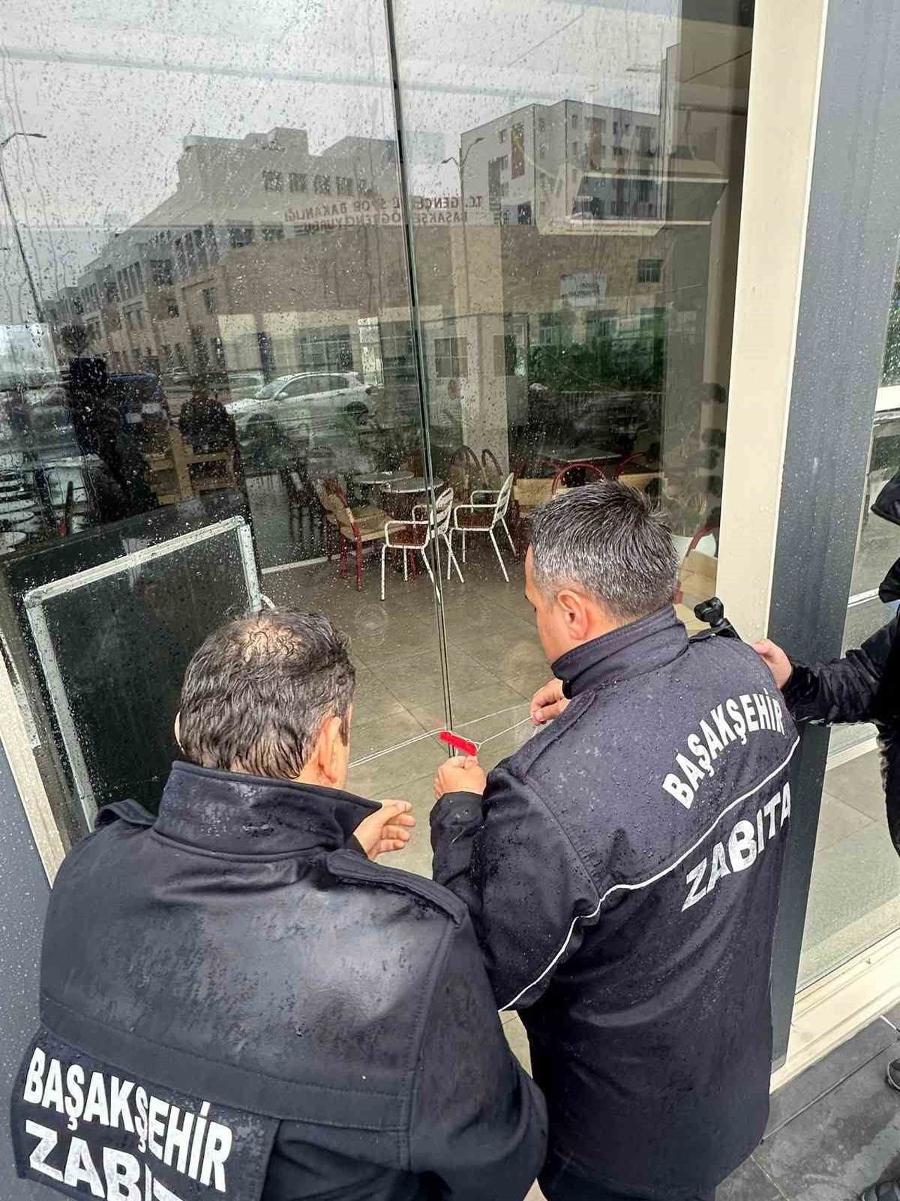 BAŞAKŞEHİR’DE, "KIZ ÖĞRECİ YURDU KARŞISINDAYIZ" ŞEKLİNDE SOSYAL MEDYADAN REKLAM YAPAN KAFE...