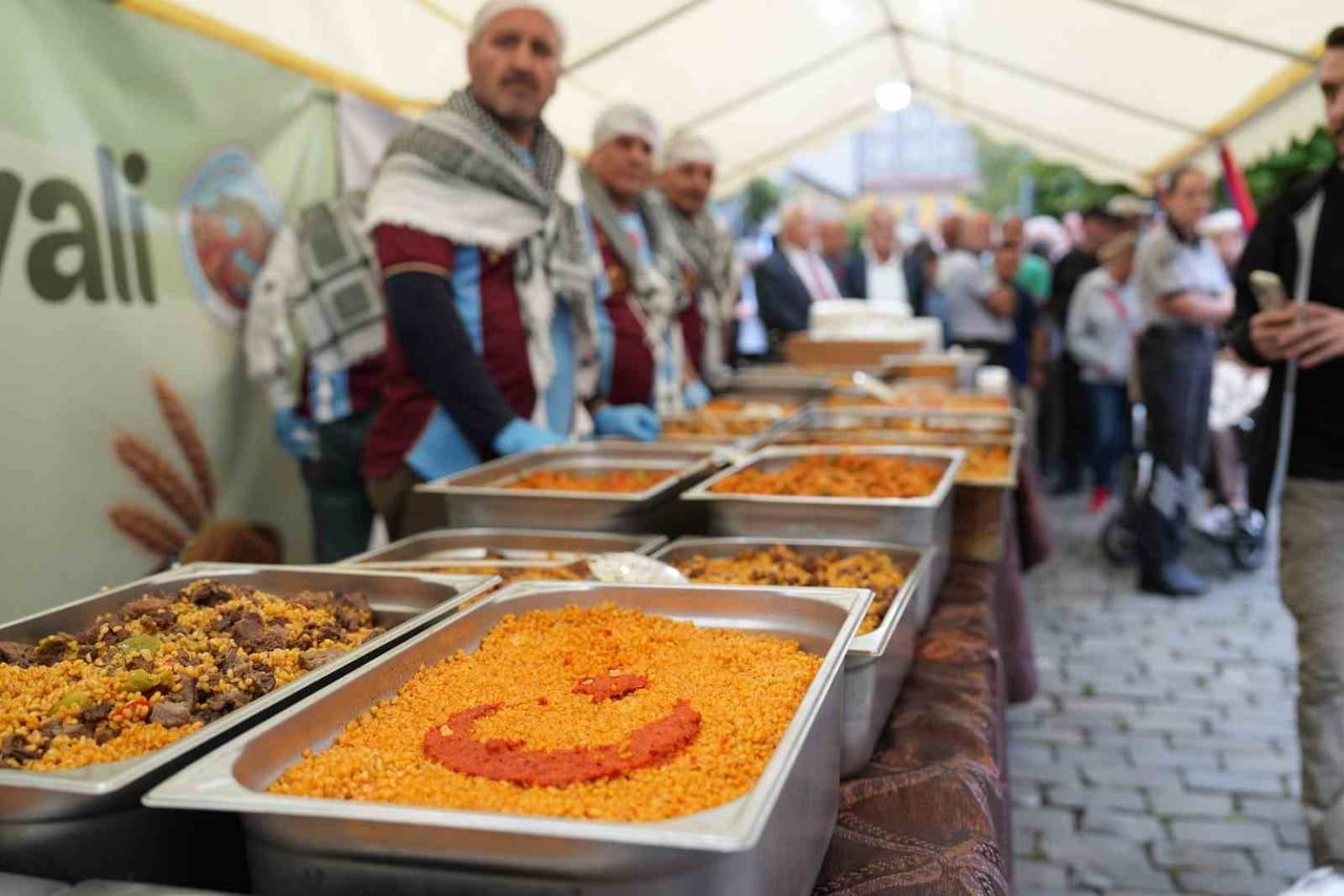 KATILIMCILARA MARDİN YÖRESİNE ÖZGÜ BULGUR PİLAVI VE AYRAN İKRAM EDİLİRKEN, VATANDAŞLARA HEDİYELİK...