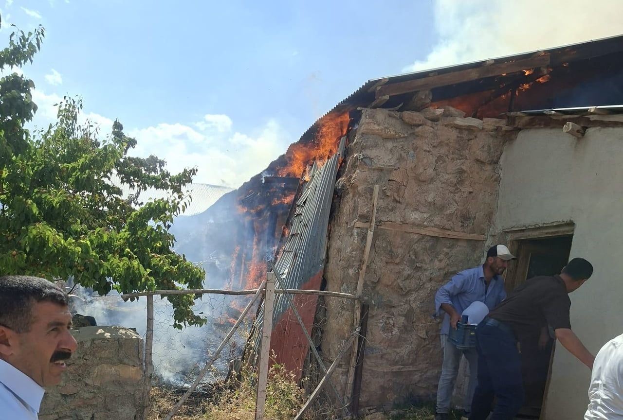 VAN'IN GEVAŞ İLÇESİNDE AHIR, SAMANLIK VE BİRÇOK EKLENTİDE ÇIKAN YANGIN MAHALLE SAKİNLERİNE KORKULU...