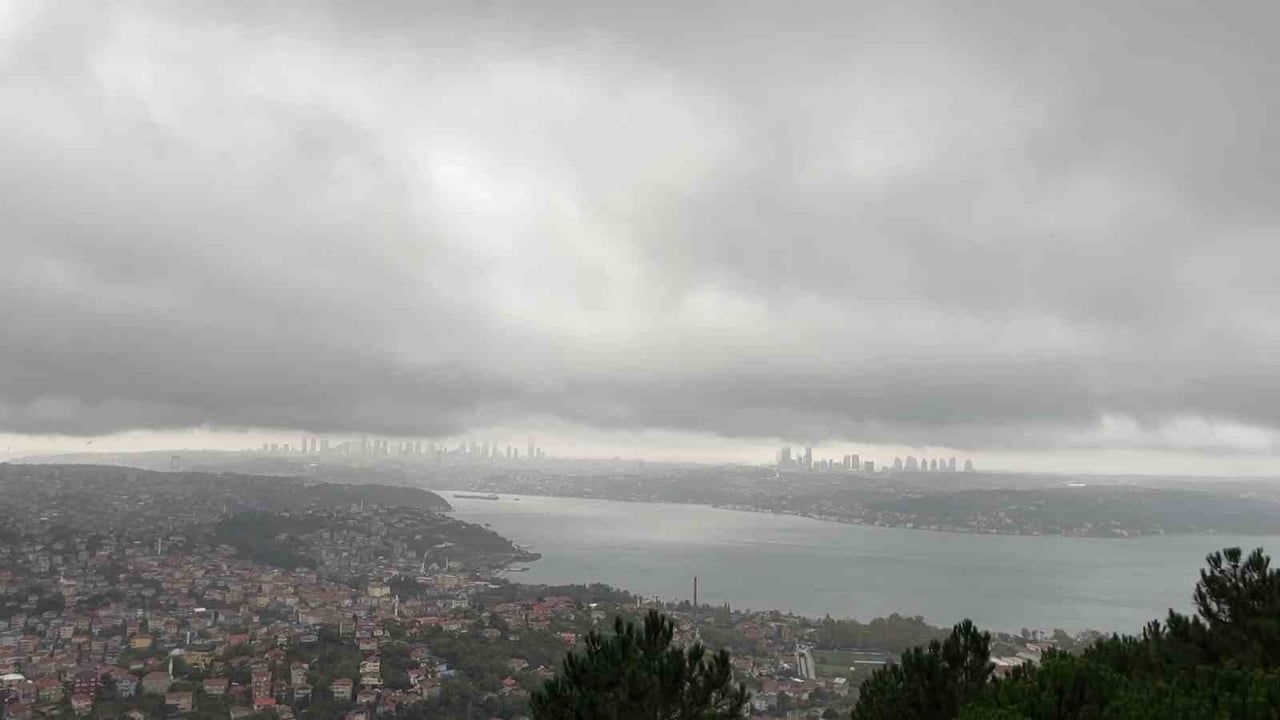 İSTANBUL’DA GECE SAATLERİNDEN İTİBAREN ETKİSİNİ ARTIRAN SAĞANAK YAĞIŞIN ARDINDAN BOĞAZ’IN ÜZERİNDE...