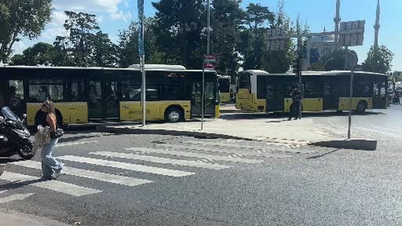Beşiktaş’ta yaya geçidinde yol verme tartışması bıçaklı kavgaya dönüştü: Taksici gözaltına...