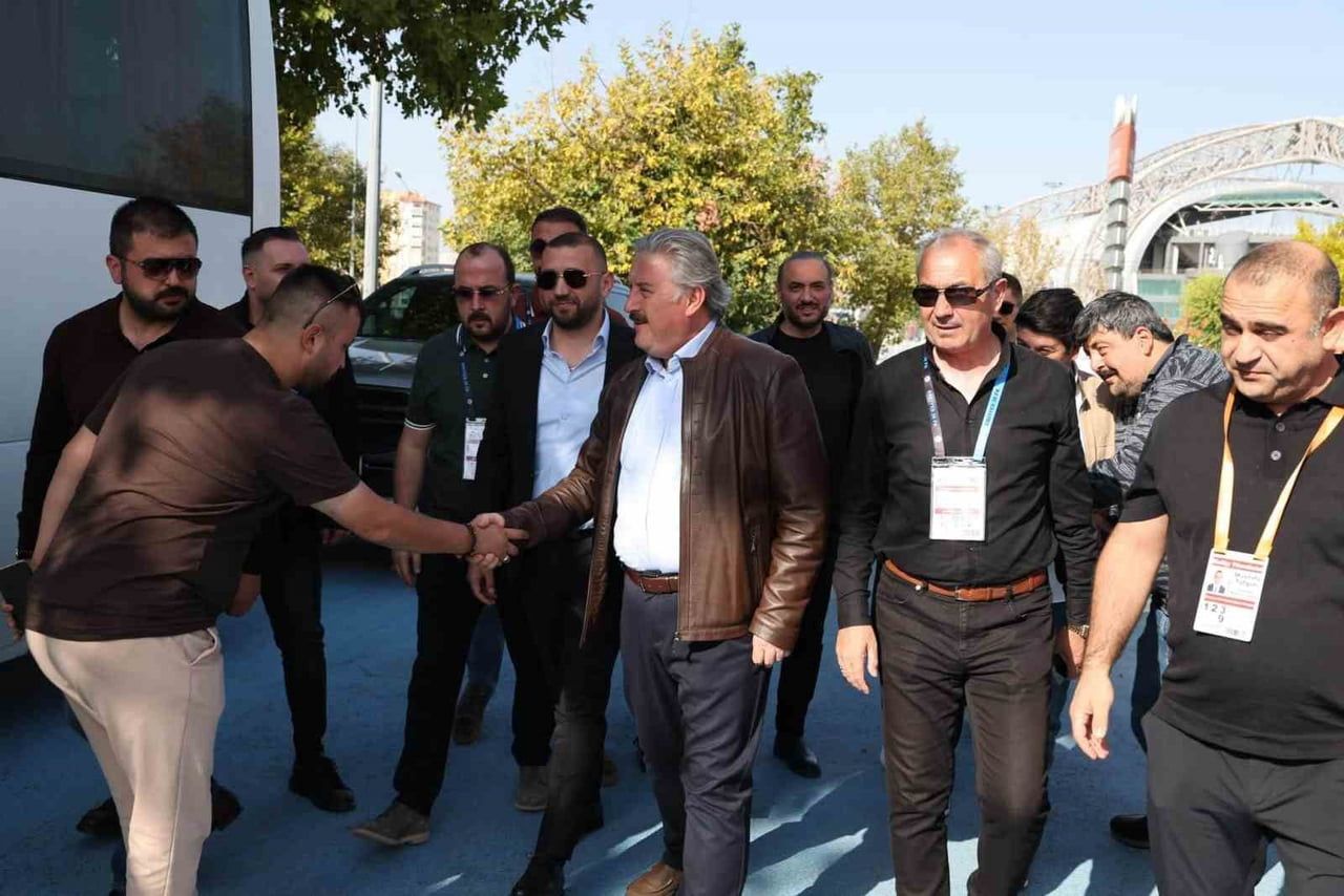 ERCİYES 38 FK KULÜP BAŞKANI LATİF ERSOY, ADANASPOR KARŞILAŞMASINDA TAKIMLARINA DESTEK VEREN...