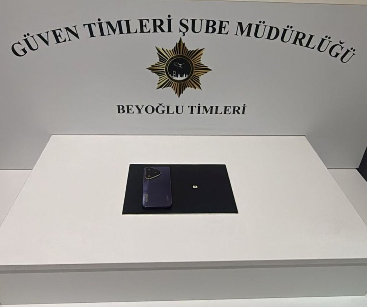 İSTANBUL BEYOĞLU'NDA BANKTA UNUTULAN CEP TELEFONUNA ÇALAN HIRSIZ KISA SÜREDE YAKALANDI.