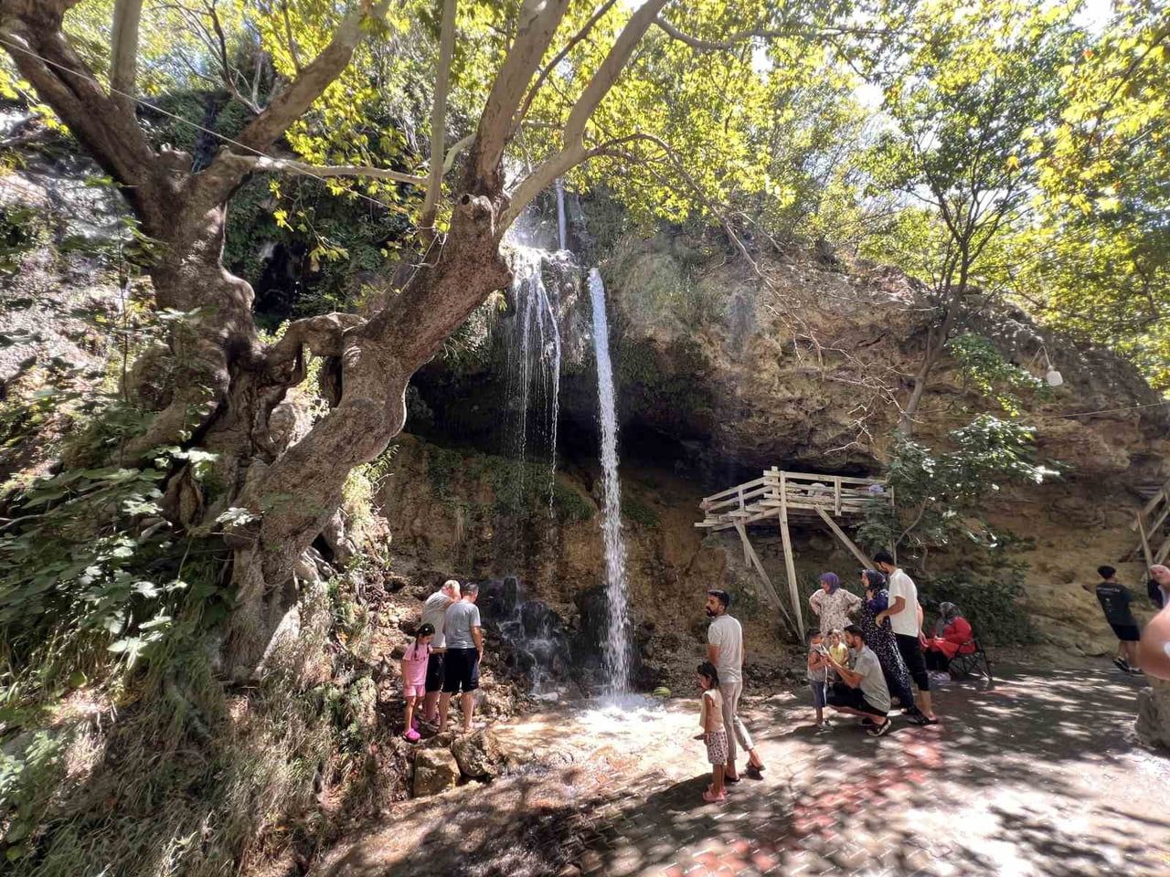 KAHRAMANMARAŞ'TA YAZ SICAKLIKLARININ ARTMASIYLA BİRLİKTE VATANDAŞLAR SERİNLEMEK VE DOĞAYLA İÇ İÇE...