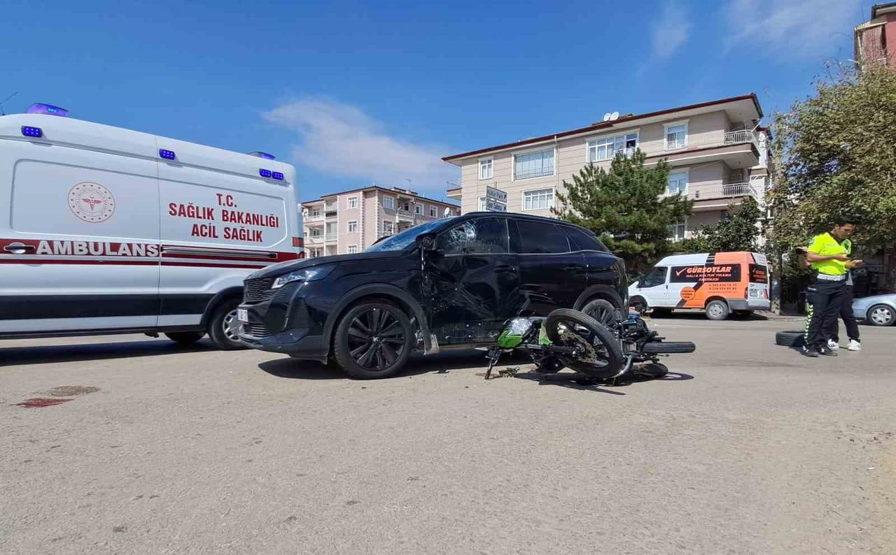 KIRIKKALE'DE OTOMOBİL İLE ÇARPIŞAN MOTOSİKLETİN SÜRÜCÜSÜ AĞIR YARALANDI.