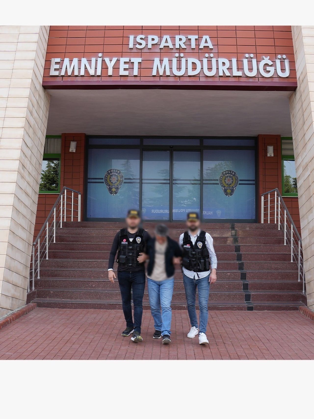 EKİPLERİN ÇALIŞMASI SONUCUNDA YAKALANAN ŞAHIS, EMNİYETTEKİ İŞLEMLERİNİN ARDINDAN CEZAEVİNE TESLİM...