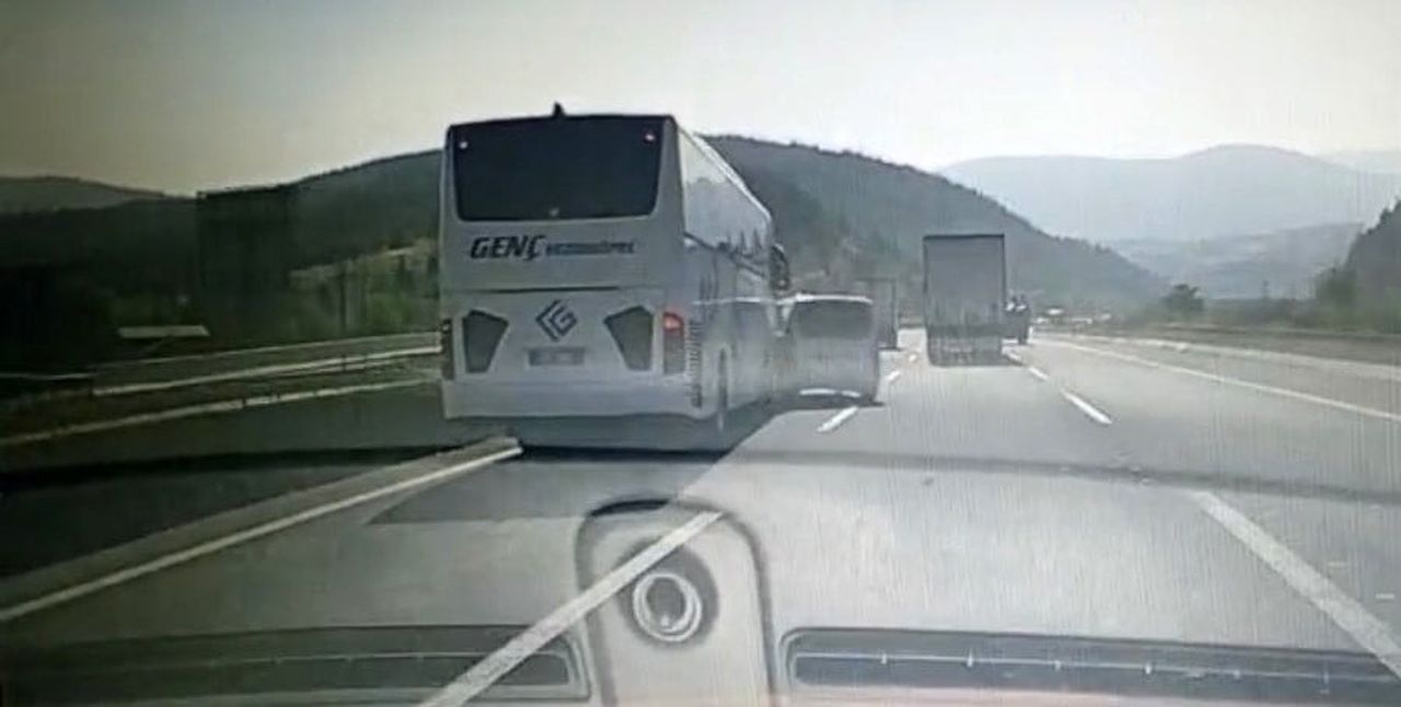 BOLU’DA TEM OTOYOLU’NDA YOLCU OTOBÜSÜNÜN ÖNÜNE SAVRULARAK TAKLA ATAN HAFİF TİCARİ ARACIN İÇİNDE...