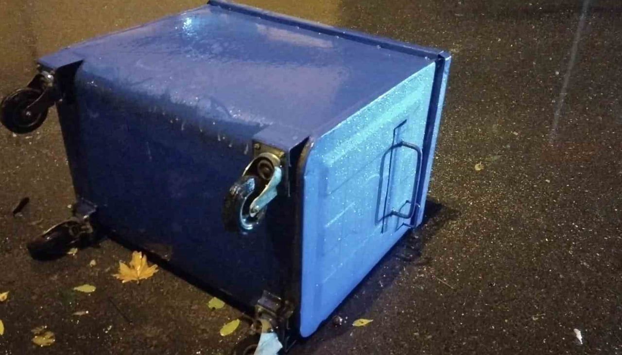 TAŞARAK YOLLARI ADETA NEHRE ÇEVİREN SAĞANAK YAĞIŞTA BİR ÇÖP KONTEYNERİ DEVRİLİRKEN, ZABITA...