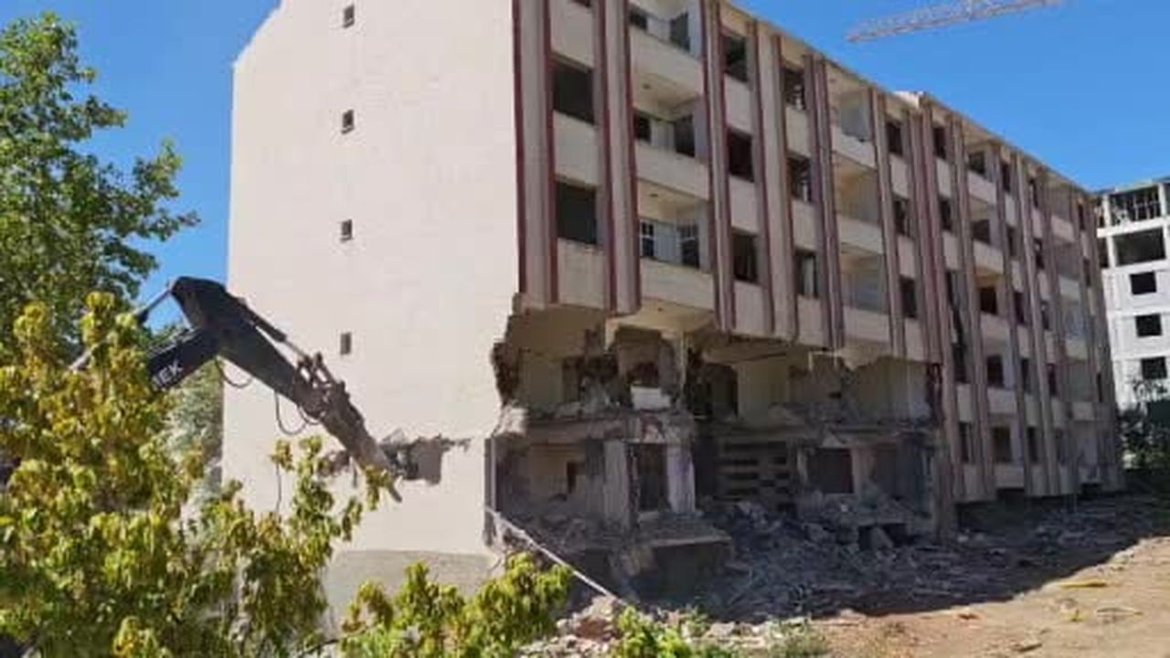 5 katlı bina tek dokunuşla yıkıldı