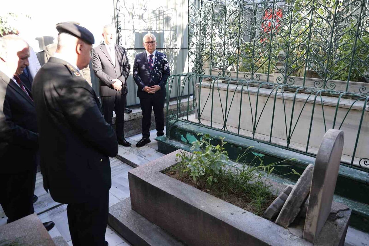 SİVAS KONGRESİ’NE DESTEK VEREN ABDURRAUF EFENDİ VE ARAP ŞEYH, İL PROTOKOLÜ TARAFINDAN MEZARLARI...