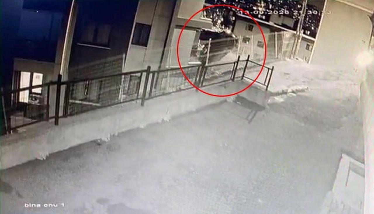 İSTANBUL'UN EYÜPSULTAN İLÇESİNDE ALKOLLÜ OLDUĞU İDDİA EDİLEN SÜRÜCÜNÜN OTOMOBİLİNİN DİREKSİYON...