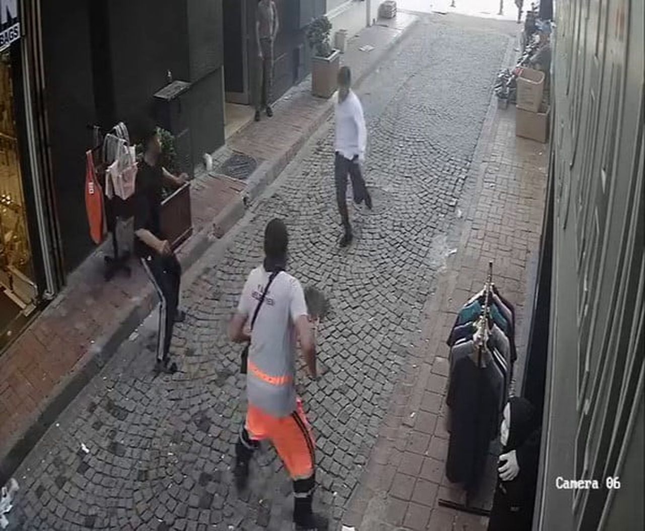 HIRSIZA MÜDAHALE GÜVENLİK KAMERASINA YANSIDI