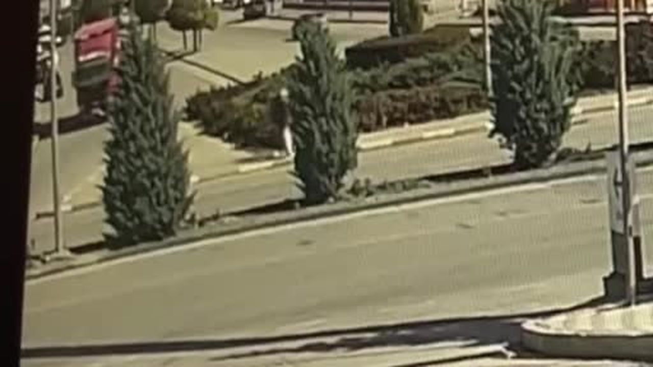 Kamyonla çarpışan 3 tekerlekli elektrikli bisiklet 10 metre sürüklendi: 2 yaralı
