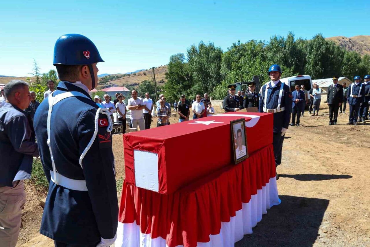 GÖREV YAPTIĞI ÜS BÖLGESİNDE GEÇİRDİĞİ KALP KRİZİ SONUCU HAYATINI KAYBEDEN GÜVENLİK KORUCUSU YÜKSEL...