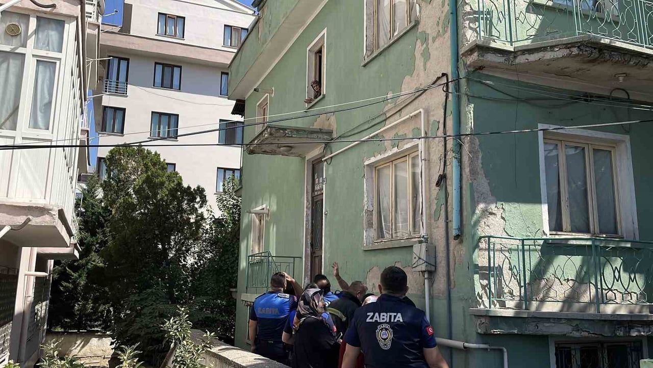 KONYA'DA 2 KATLI BİR BİNADAN YAYILDIĞI DÜŞÜNÜLEN KÖTÜ KOKU, EVDE YALNIZ YAŞAYAN KADININ HAYATINDAN...