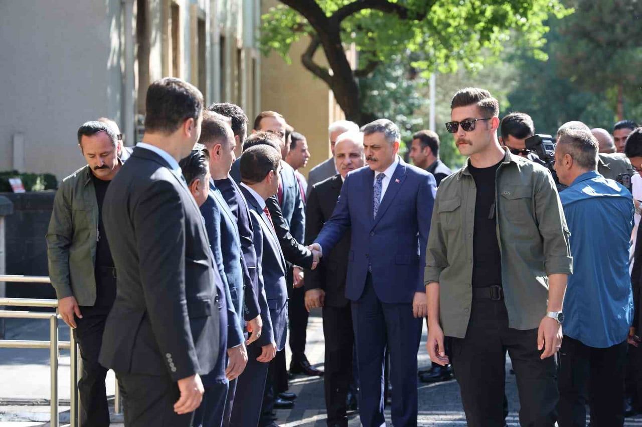 İÇİŞLERİ BAKANI MUSTAFA ÇİFTÇİ, DİYARBAKIR VALİLİĞİNİ ZİYARET ETTİ.