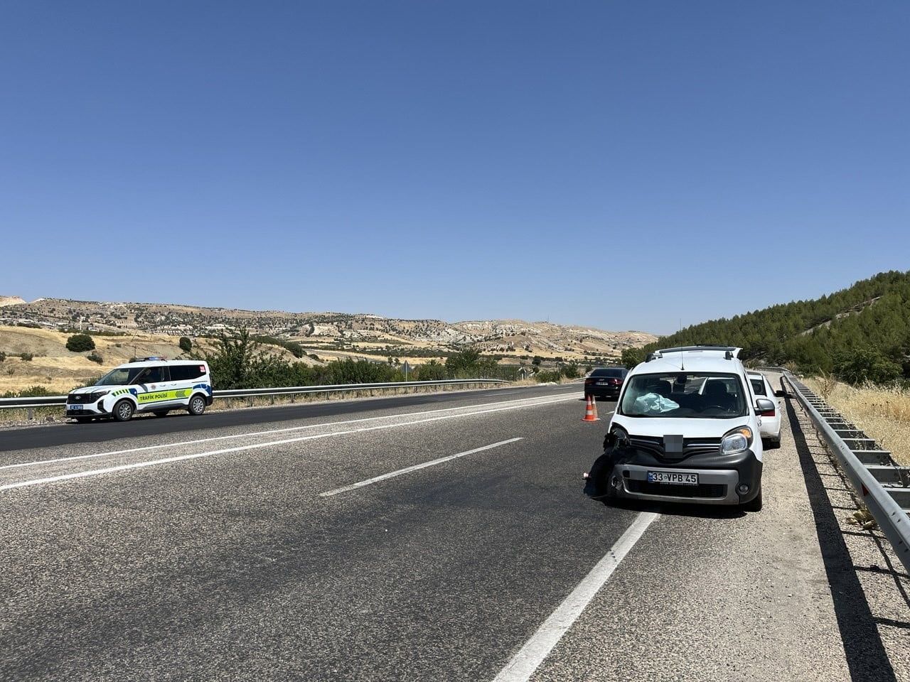BESNİ İLÇESİNDE HAFİF TİCARİ ARAÇ İLE OTOMOBİLİN ÇARPIŞMASI SONUCU MEYDANA GELEN TRAFİK KAZASINDA...