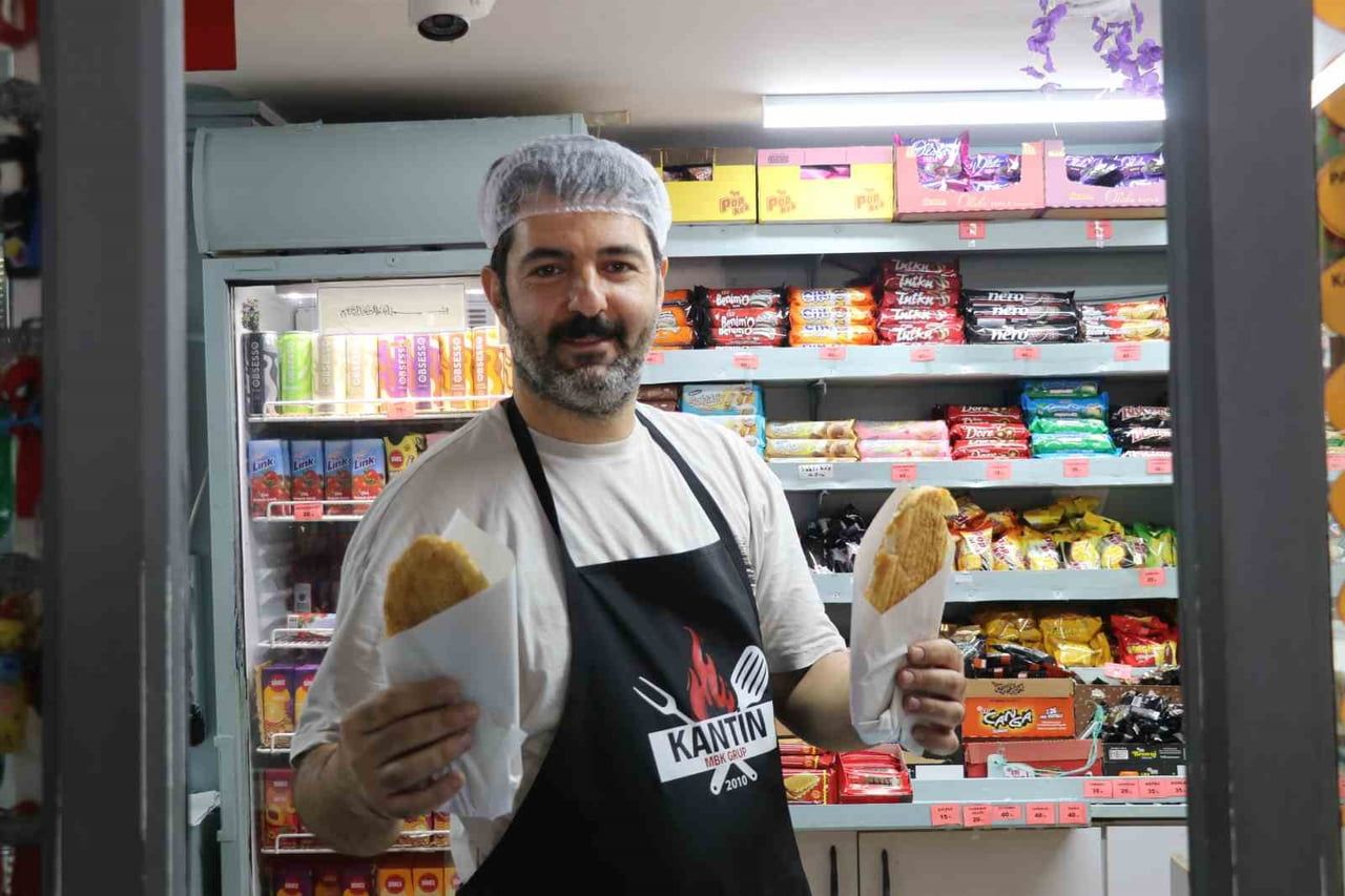 KANTİN İŞLETMECİLİĞİ YAPAN ÜMİT ALPAN, İHTİYAÇ SAHİBİ ÖĞRENCİLER İÇİN BAŞLATTIĞI VE 3 YILDIR DEVAM...
