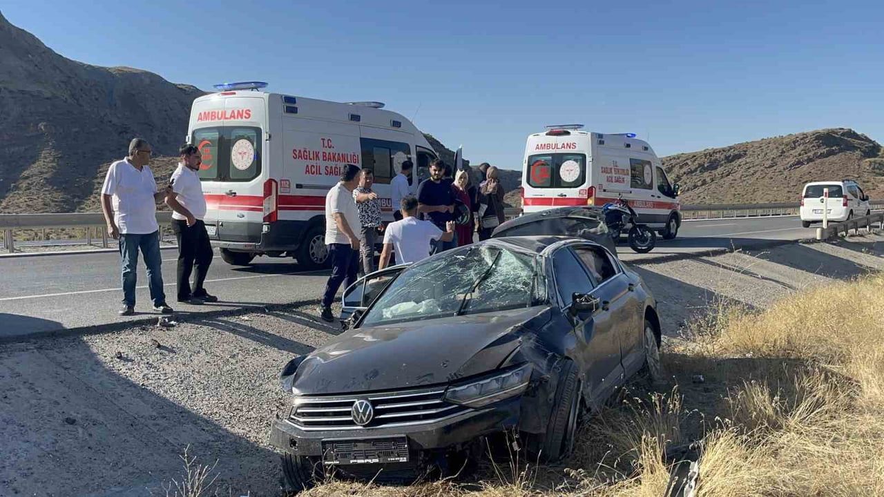 SİVAS’TA KONTROLDEN ÇIKAN OTOMOBİL ŞARAMPOLE ÇIKTI, KAZADA ARAÇTA BULUNAN SÜRÜCÜ VE 4 YOLCU...