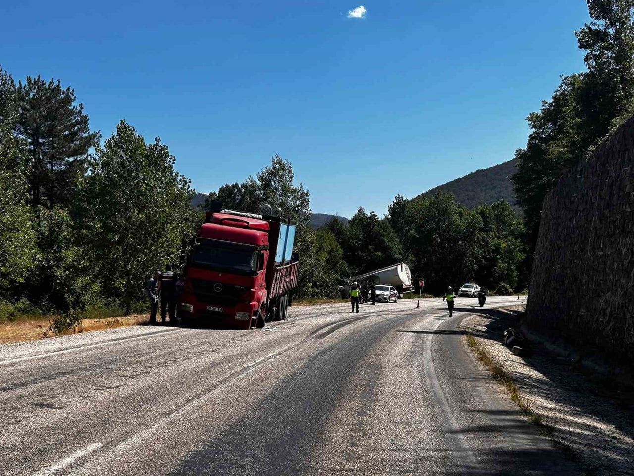 BOLU'NUN MUDURNU İLÇESİNDE İKİ KAMYONUN ÇARPIŞMASI NETİCESİNDE MEYDANA GELEN TRAFİK KAZASINDA 1...