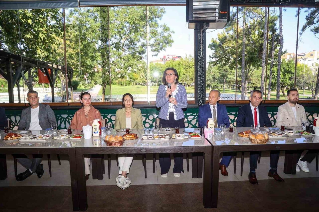 UŞAK BELEDİYE BAŞKAN VEKİLİ HATİCE TEREKECİ ÖZKAN, ZABITA HAFTASI DOLAYISIYLA DÜZENLENEN PROGRAMDA...