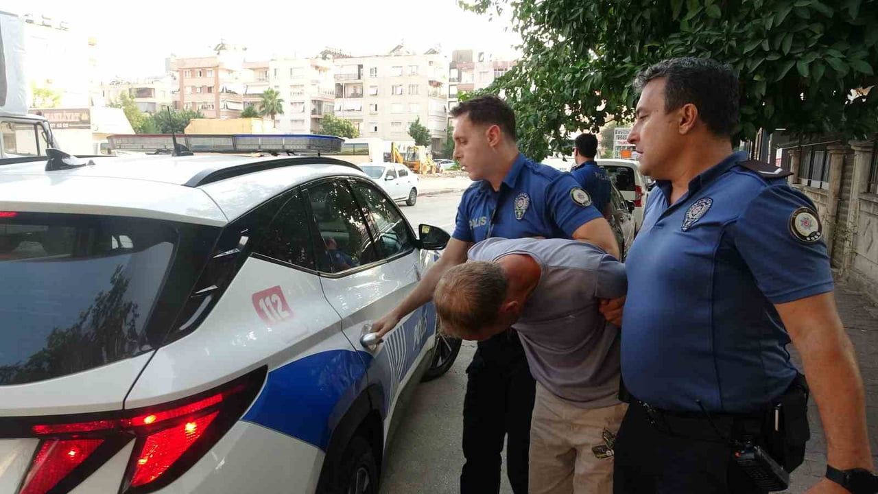 ANTALYA’DA KONYAALTI SAHİLİ’NDE AYNI GÜN İÇİNDE DENİZE GİREN YABANCI UYRUKLU TURİSTLERİN ÇANTA VE...