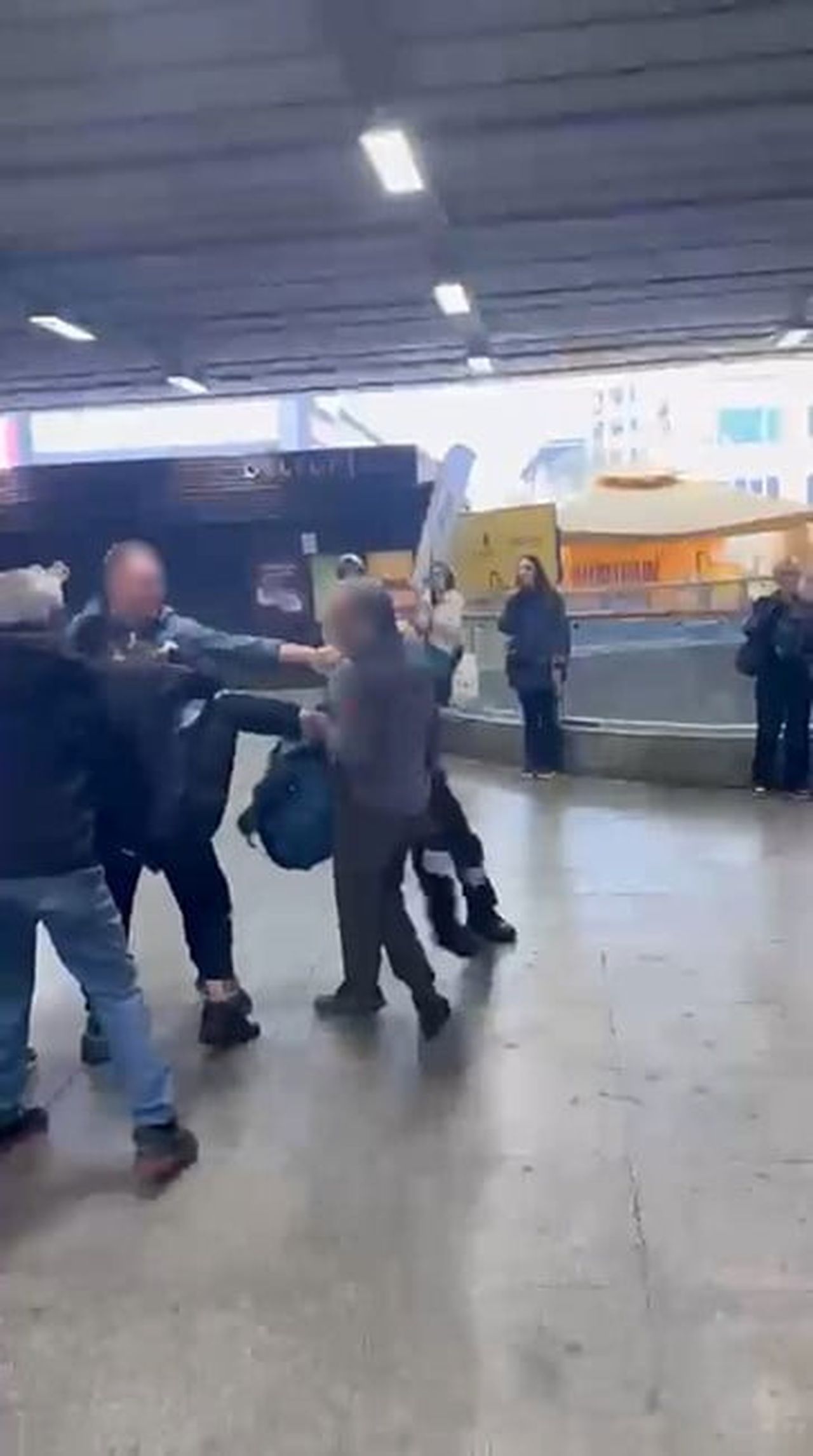 İSTANBUL’DA METROBÜS DURAĞINDA GÜVENLİK GÖREVLİSİ, TARTIŞTIĞI KİŞİYE TEKME ATTI