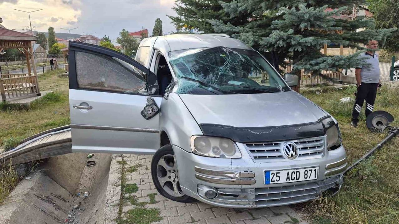 SARIKAMIŞ’TA HAFİF TİCARİ ARAÇ ŞARAMPOLE DEVRİLDİ: 2 YARALI(KARS-İHA)